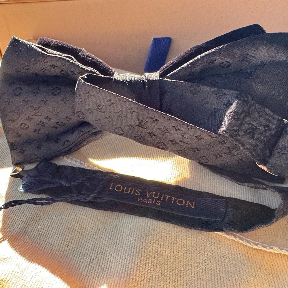 🔥LV VELVET 26’🔥💯🆕 RARE LOUIS VUITTON MONOGRAM BLACK TIE BOW TIE STUNNING - Picture 4 of 16